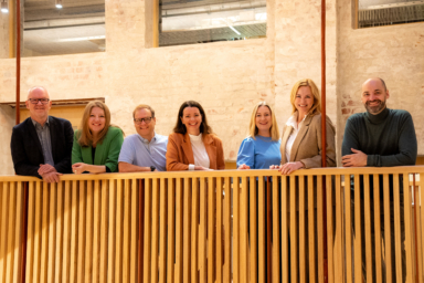 – Målet vårt er å skape en arena som både inspirerer og gir konkrete innsikter deltakerne kan ta med seg videre, sier gjengen i IJ og NTB, som arrangerer KI- og mediedagen. Fra venstre: Terje Ravnsborg, Mai Simonsen, Ståle de Lange Kofoed, Siri Skaalmo, Toril Fjørtoft Lohne, Unni Ødegård og Per Christian Evensen Helme. Henrik Brattli Vold var ikke til stede da bildet ble tatt. Foto: Thomas Brun / NTB Kommunikasjon