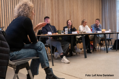 Breddebilde av Tone Grøver som holder kurs for en liten forsamling i Pressens hus