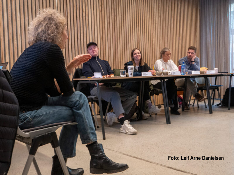 Breddebilde av Tone Grøver som holder kurs for en liten forsamling i Pressens hus